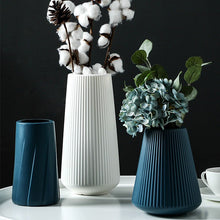 Load image into Gallery viewer, Aranansi Vase

